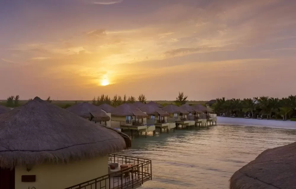 palafitos cancun atardecer